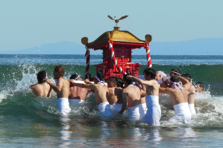 静狩稲荷神社祭典　神輿海中禊