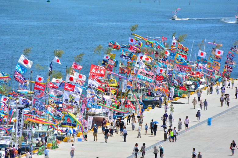 神輿が船で湾内を巡幸 日本三大船祭りのひとつ