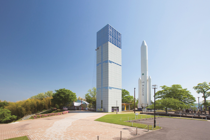 H-2ロケット実物大模型とスペースタワー