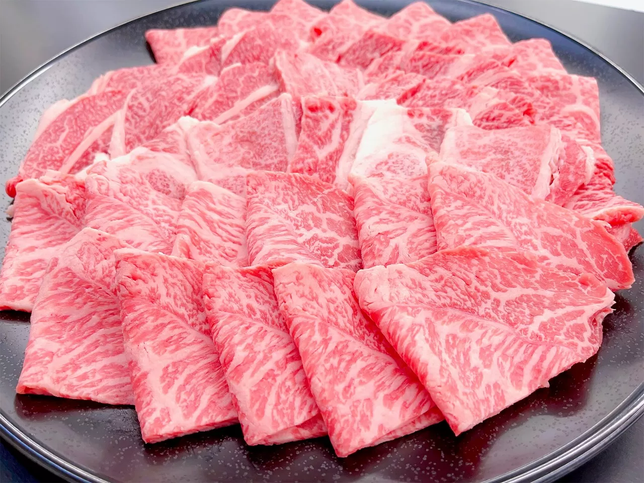 SS-87　松阪牛焼肉カルビ（肩ロース・モモ・バラ） 800ｇ ギフト箱入り ／ 国産牛 松阪牛 松坂牛 高級和牛 黒毛和牛 ブランド牛（ 近江牛 神戸牛 に並ぶ 日本三大和牛 ） 霜降り 冷凍 ふるさと納税 送料無料 牛 牛肉 肉 にく 大人気 贅沢 おすすめ 贈り物 リピート 瀬古食品 霜ふり本舗 三重県 多気町