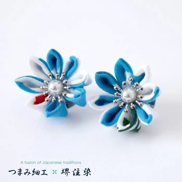 花舞うイヤリング「つまみ細工×堺注染」（青）