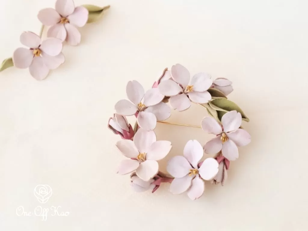 春爛漫｜桜 ソメイヨシノ リング型ブローチ ｜ 革花アクセサリー アクセサリー ブローチ ハンドメイド ファッション 牛革 ギフト 贈り物 プレゼント